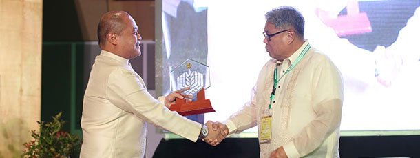 Mr. Antonio Pasia congratulates Mr. Giovanni Gabriento of the Rural Bank of Digos in his election as the new president of RBAP.